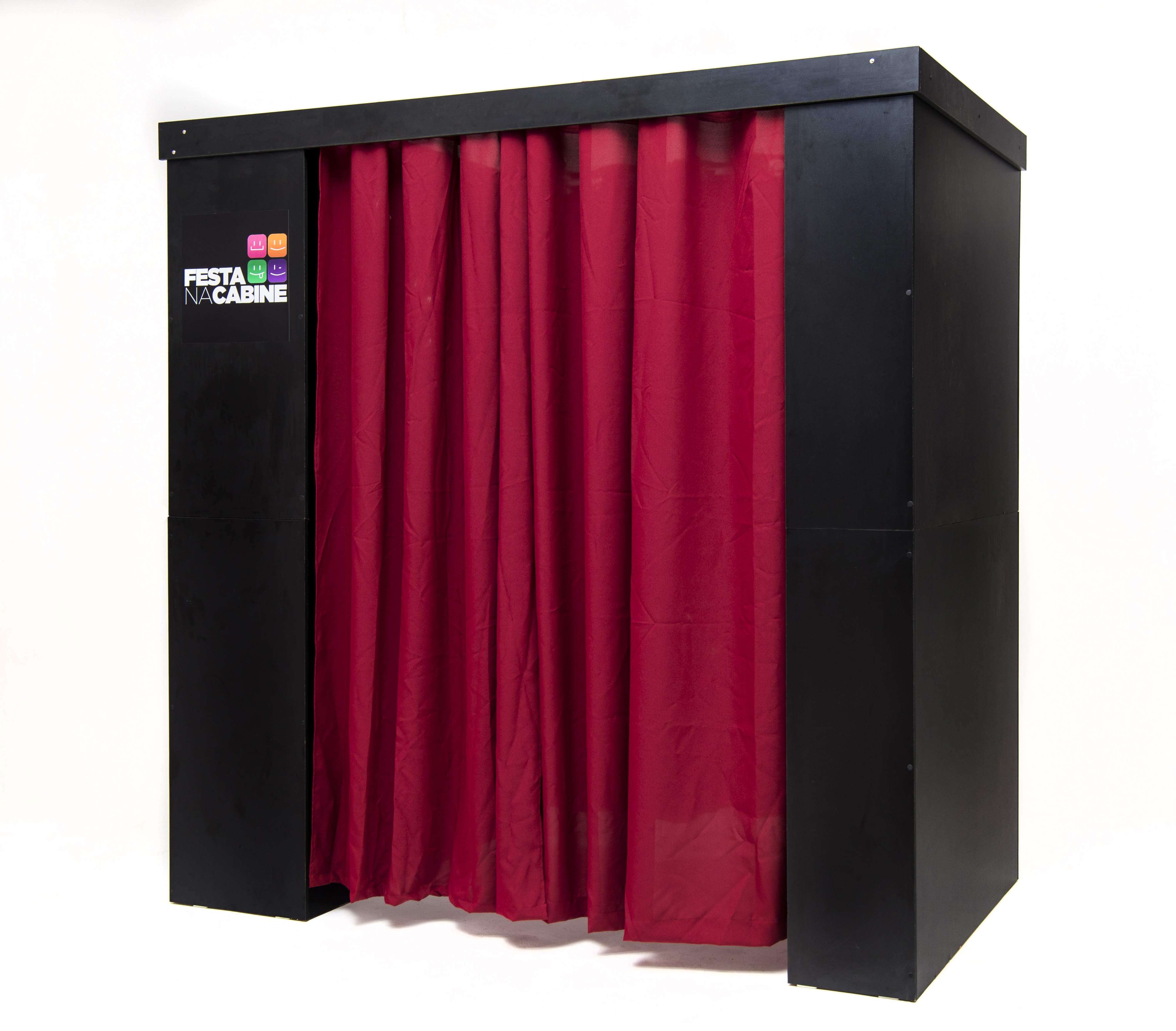 A cabine de fotos vem da tradição das “photo booths” americanas, onde as pessoas entram e tiram fotos automáticas, e levam para casa impressa na hora!