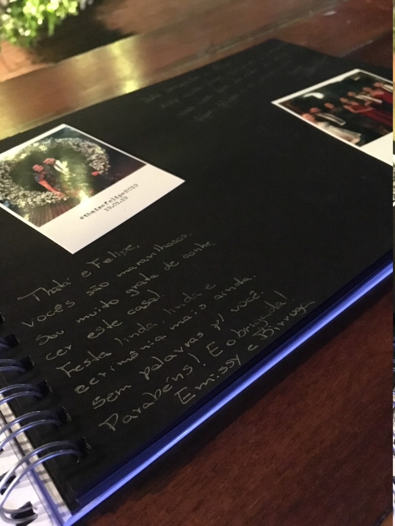 O guestbook é um livro de assinaturas, personalizado, contendo uma cópia extra de cada foto tirada na festa! Como funciona? Clique e descubra.